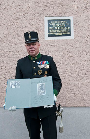 Hannes Apfolterer beim Geburtshaus von Karl Mühlberger